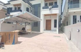 5 BEDROOM DETACHED DUPLEX WITH SWIMMING POOL!