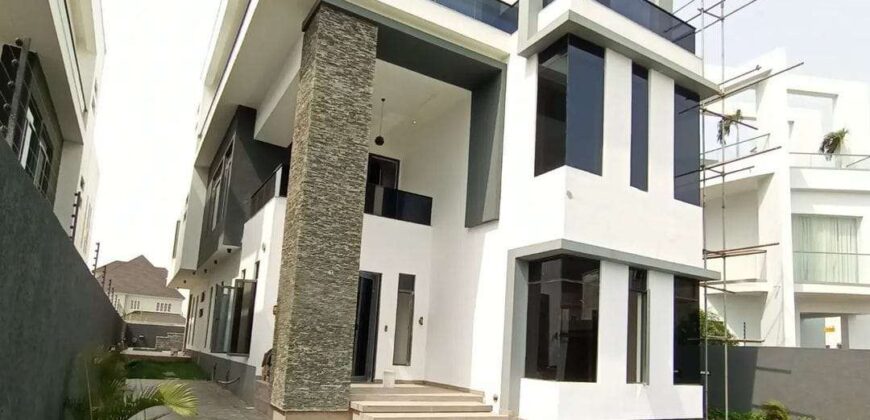 CONTEMPORARY DESIGNED 5 BEDROOM DETACHED HOUSE WITH POOL AND CINEMA
